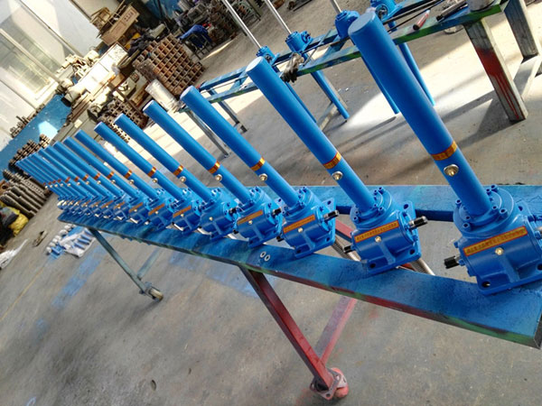 24臺10噸絲桿升降機準備包裝發(fā)貨